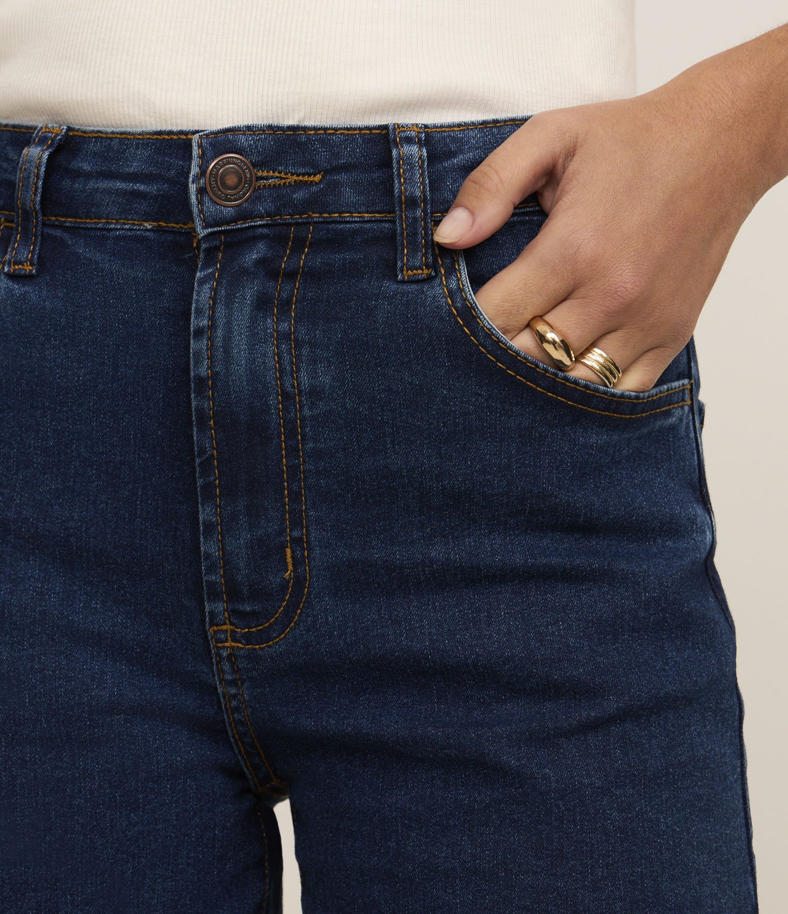Short Jeans Clássico com Cintura Média Azul Escuro 4