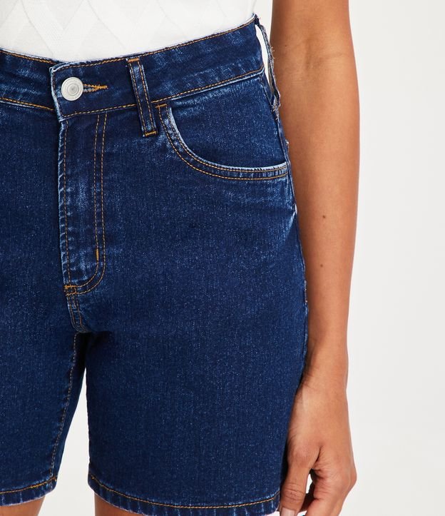 Short Jeans Clássico com Cintura Média Azul Escuro 4