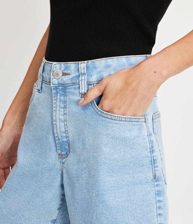 Short Jeans Clássico com Cintura Média Azul 4