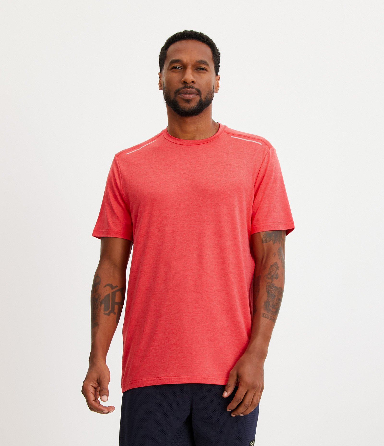 Camiseta Esportiva com Tecnologia Dry e Detalhes Refletivos 1