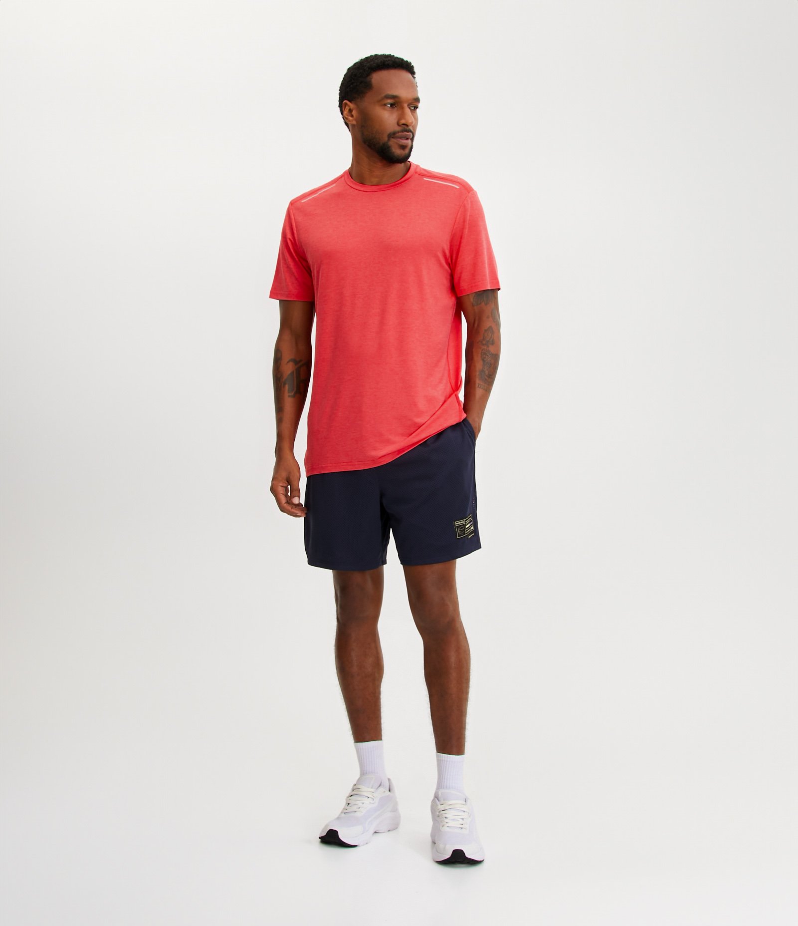 Camiseta Esportiva com Tecnologia Dry e Detalhes Refletivos 2