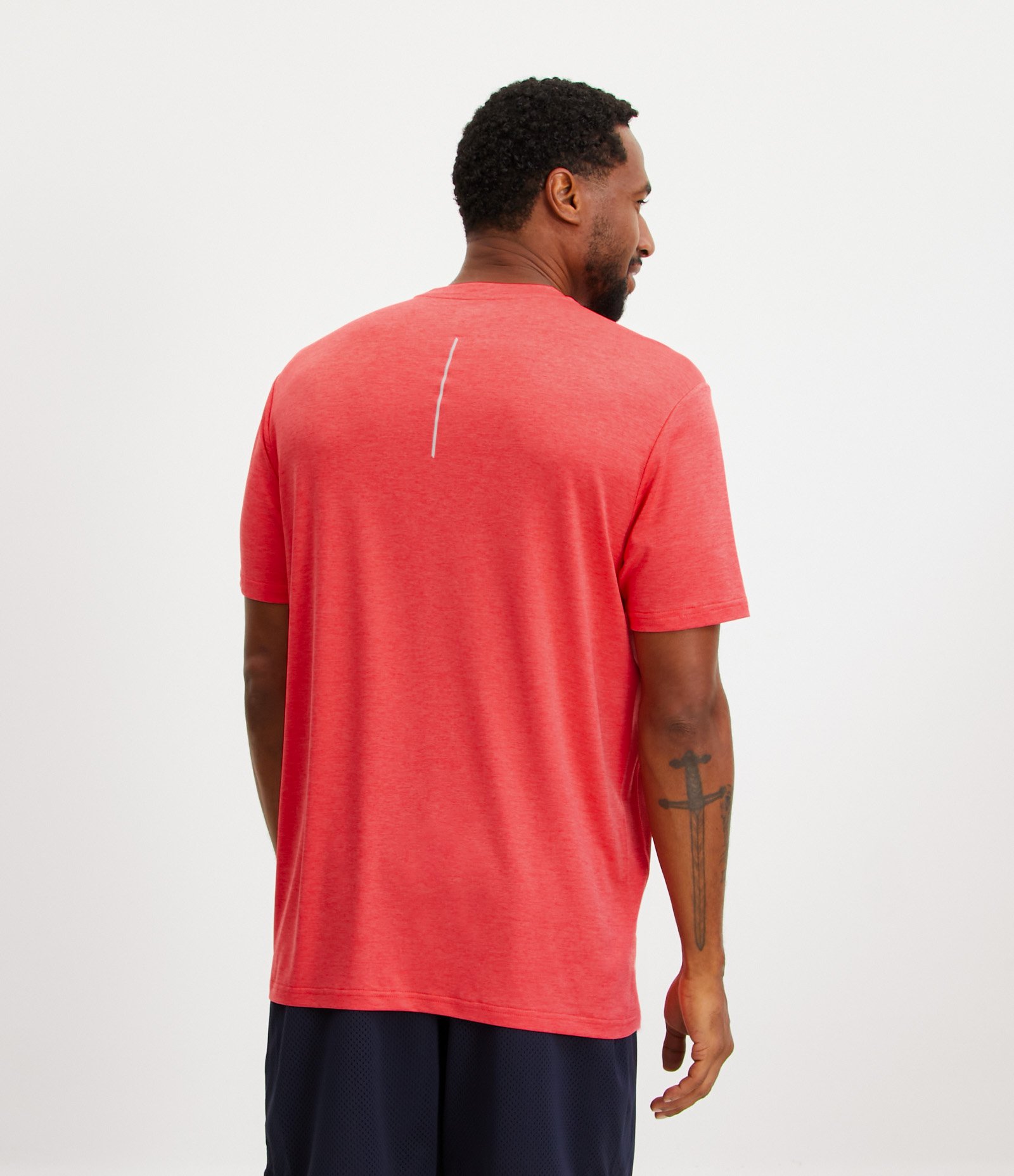 Camiseta Esportiva com Tecnologia Dry e Detalhes Refletivos 3