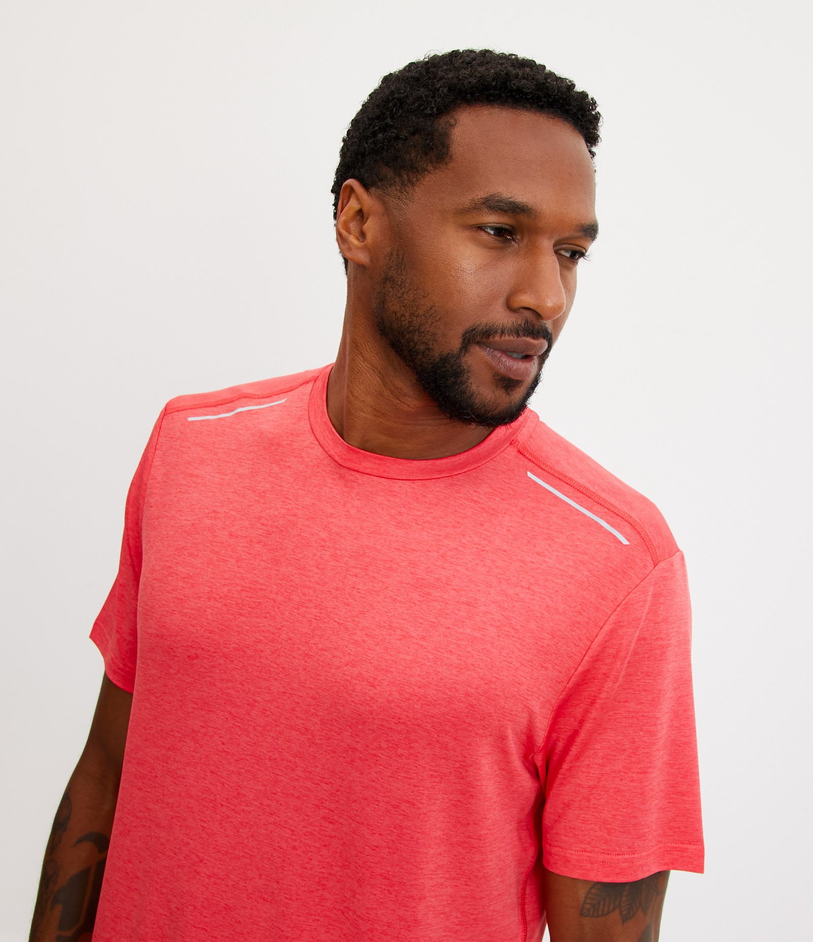 Camiseta Esportiva com Tecnologia Dry e Detalhes Refletivos 4