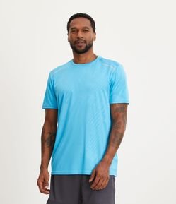 Camiseta Esportiva com Estampa de Listras e Detalhes Refletivos
