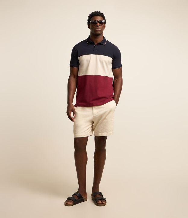 Polo Regular em Algodão com Blocos de Cor e Manga Curta