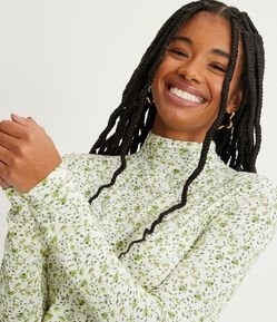 Blusa em Viscose com Golinha Alta e Estampa de Ramos Florais