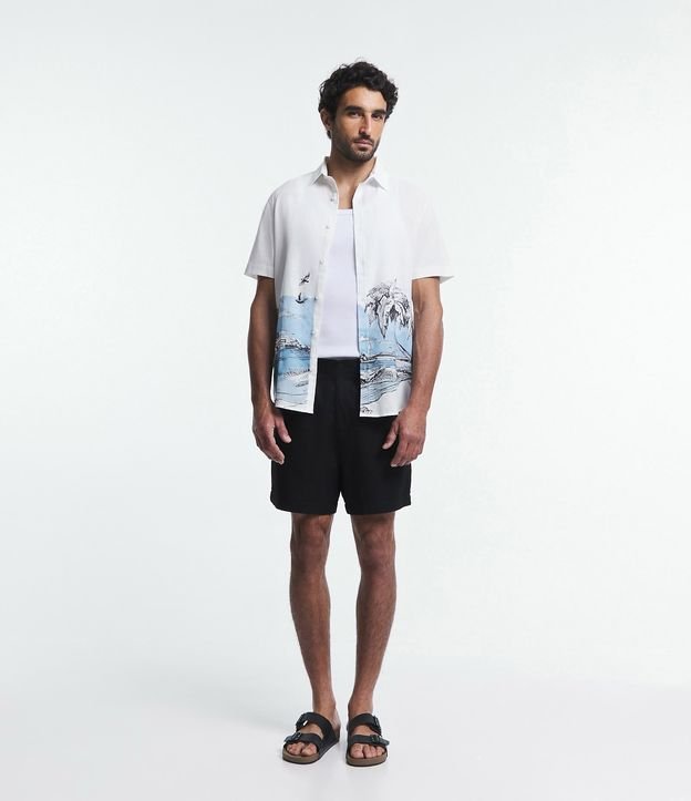 Camisa Regular em Linho com Estampa Cenário de Praia