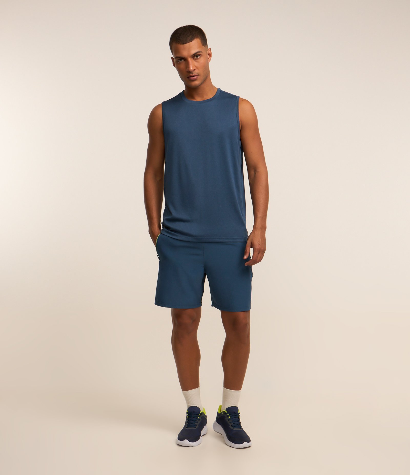 Bermuda Esportiva com Blocos de Cor e Bolsos com Zíper Azul Médio 1