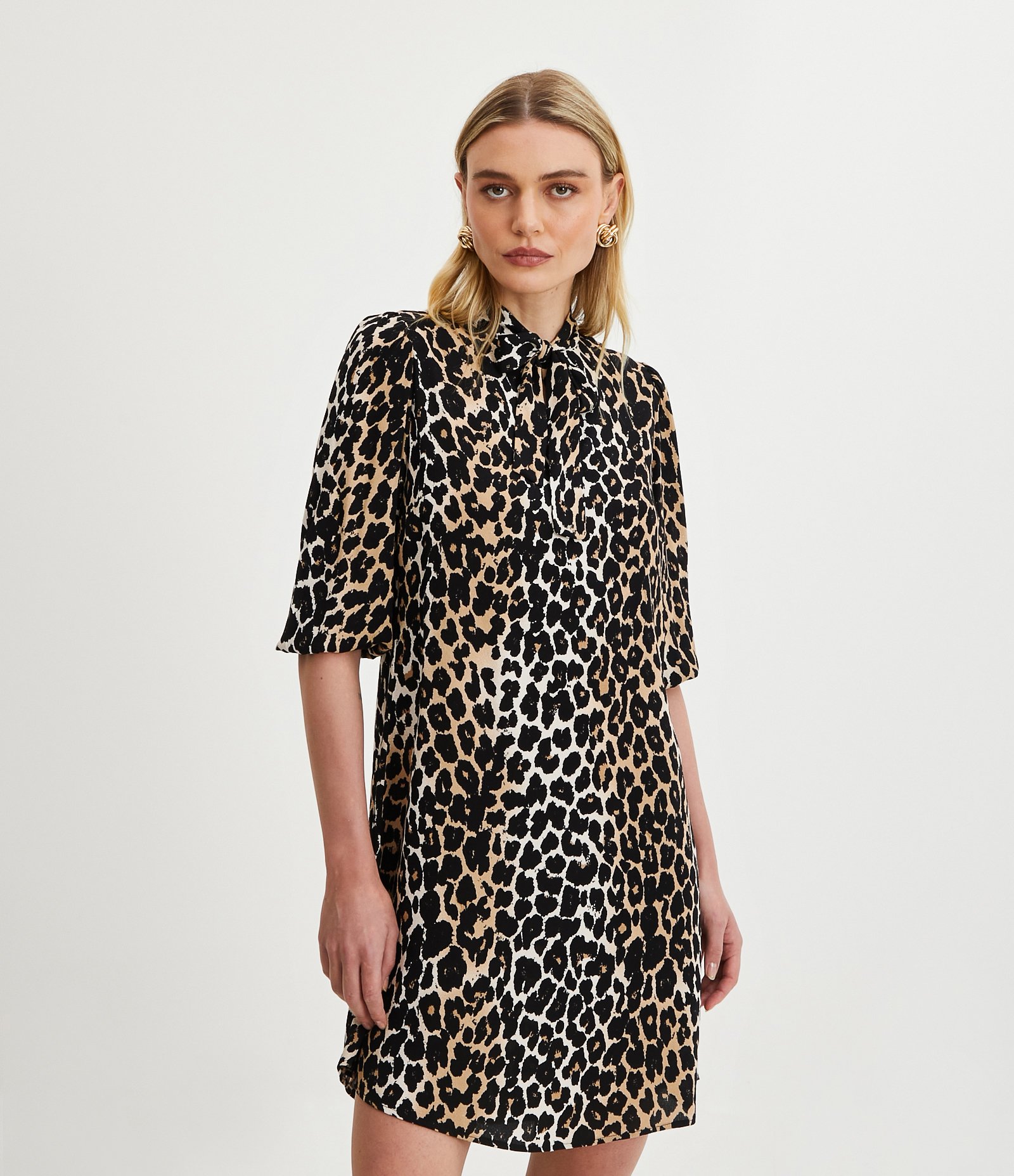 Vestido Curto em Viscose com Estampa Animal Print e Gola Laço Preto 2