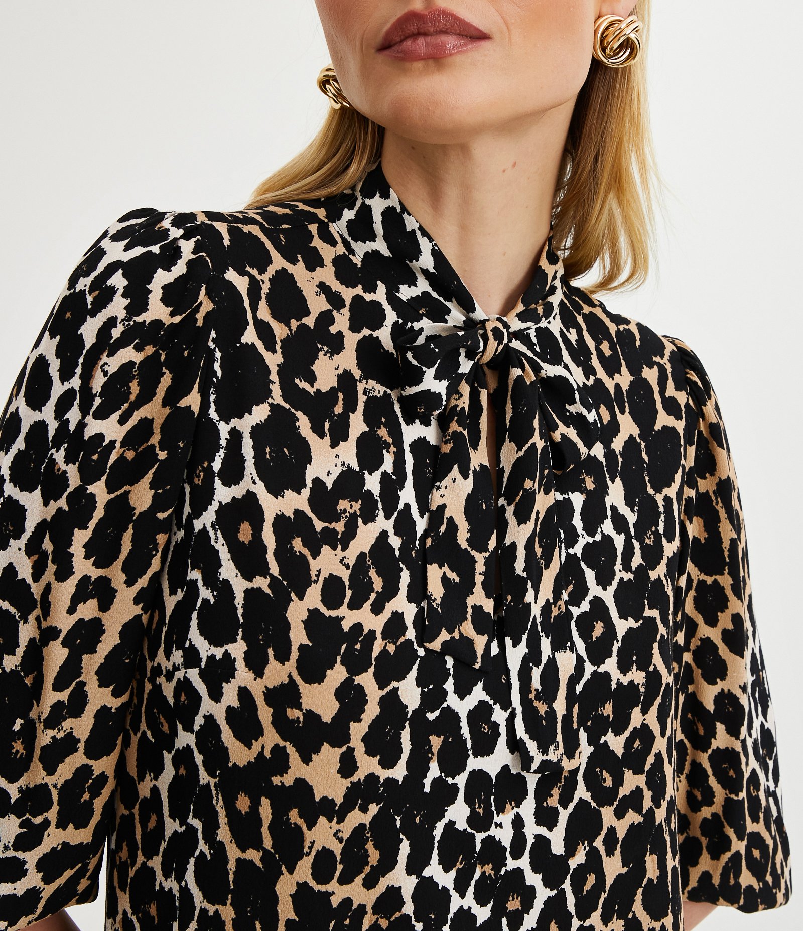 Vestido Curto em Viscose com Estampa Animal Print e Gola Laço Preto 4