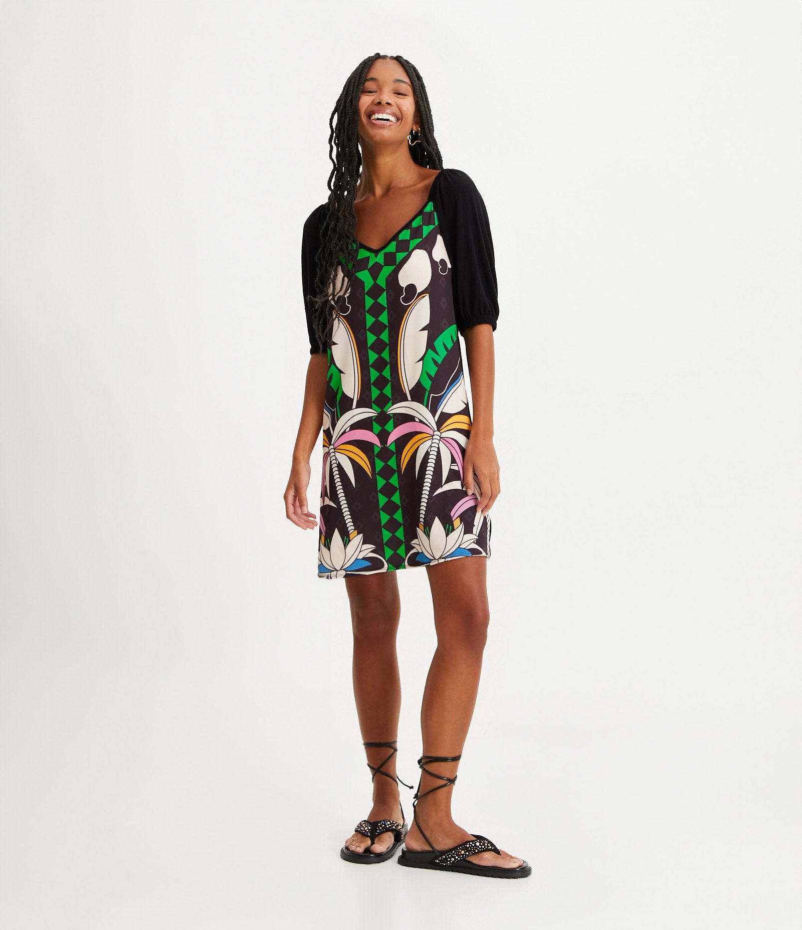 Vestido Curto em Viscolycra com Estampa Étnica Tropical Preto 1