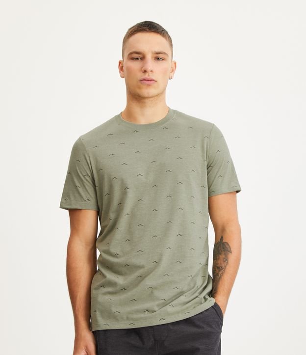 Camiseta Regular em Meia Malha com Estampa de Mini Ondas - Cor: Verde Oliva - Tamanho: PP
