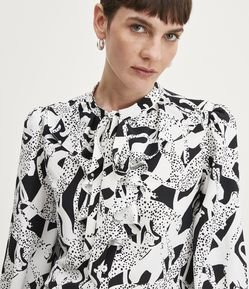 Camisa em Crepe com Amarração na Gola e Estampa Abstrata