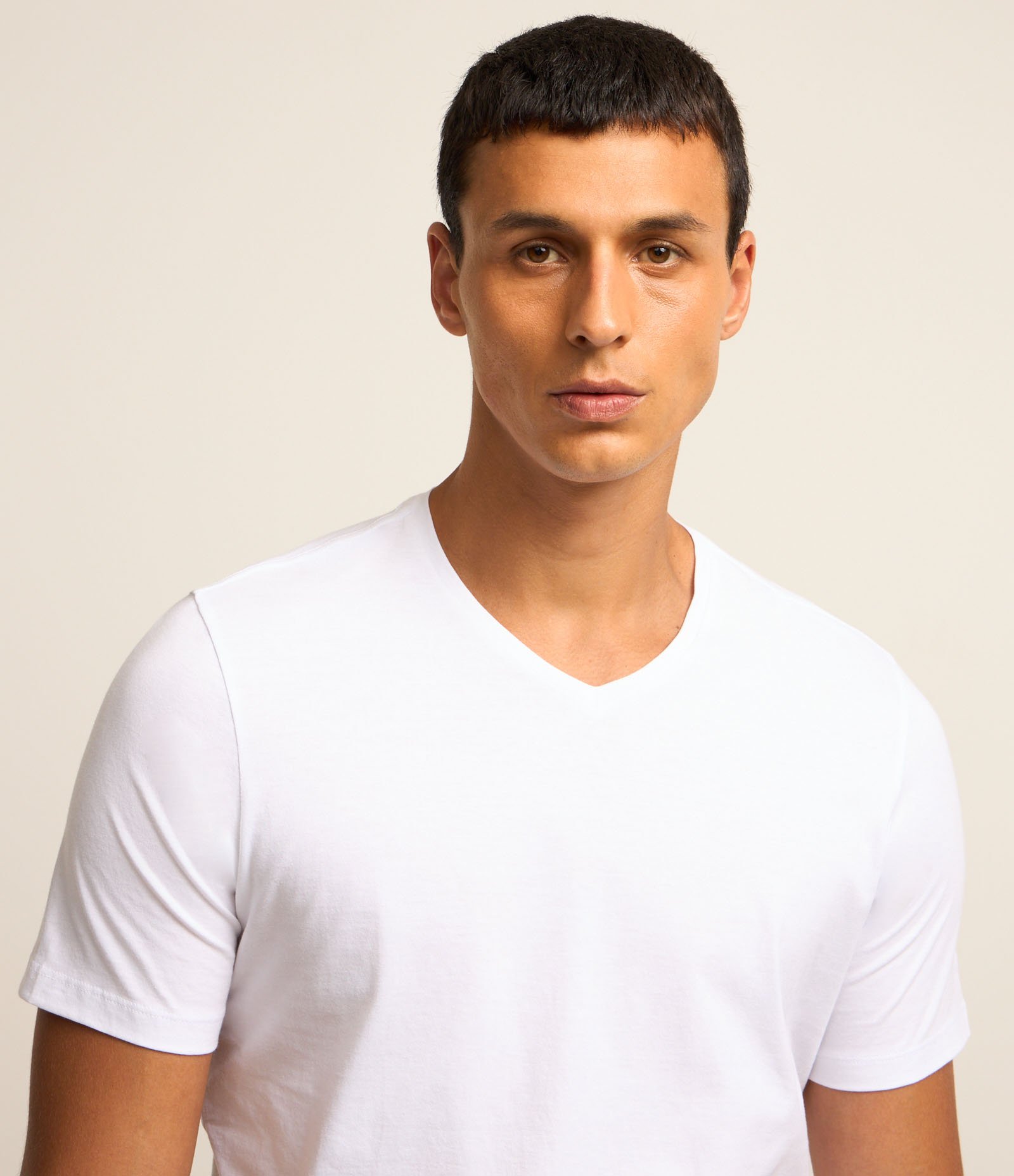 Camiseta Slim em Algodão Peruano com Gola V Branco 3
