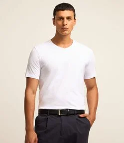 Camiseta Slim em Algodão Peruano com Gola V