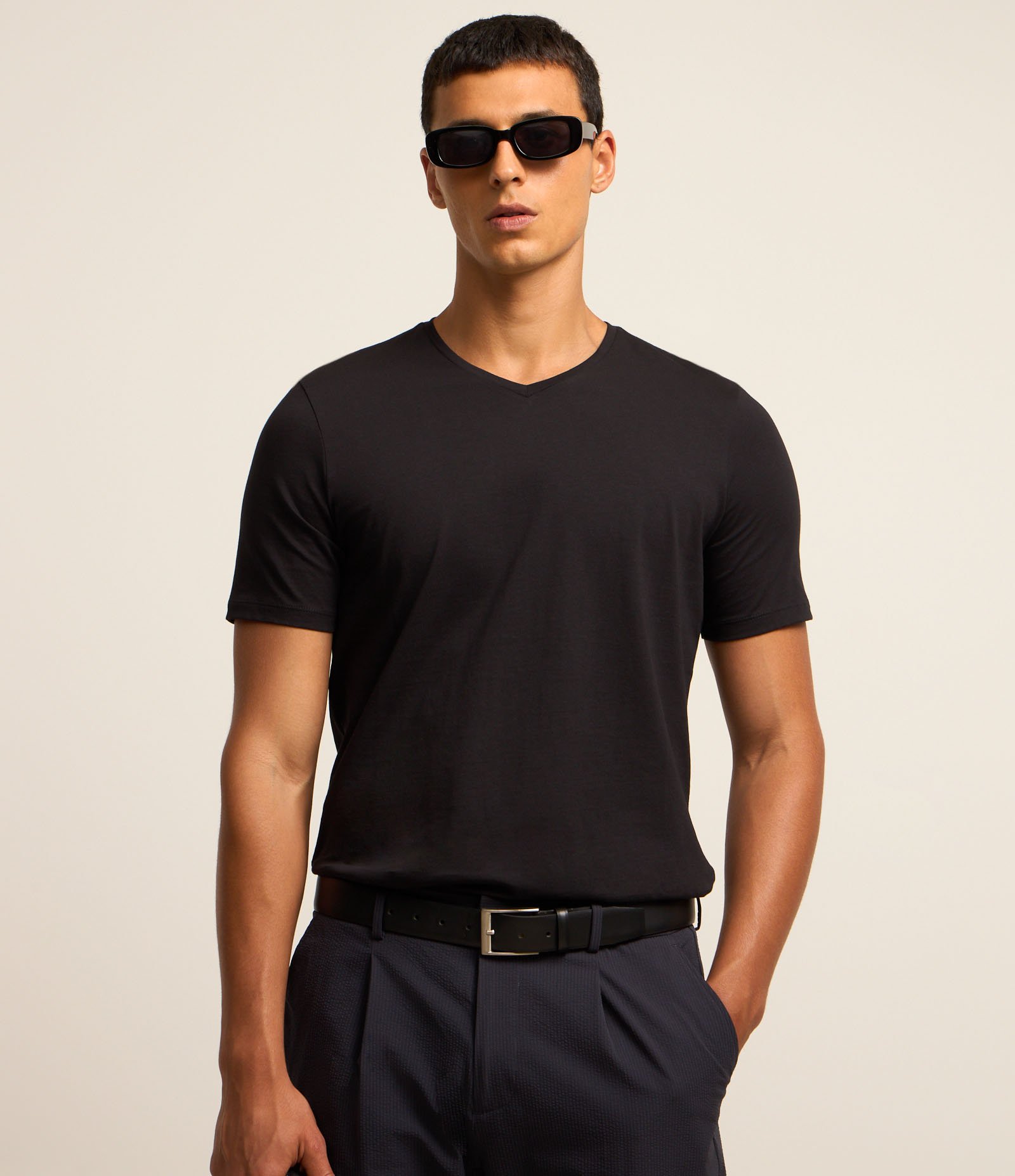 Camiseta Slim em Algodão Peruano com Gola V Preto 1