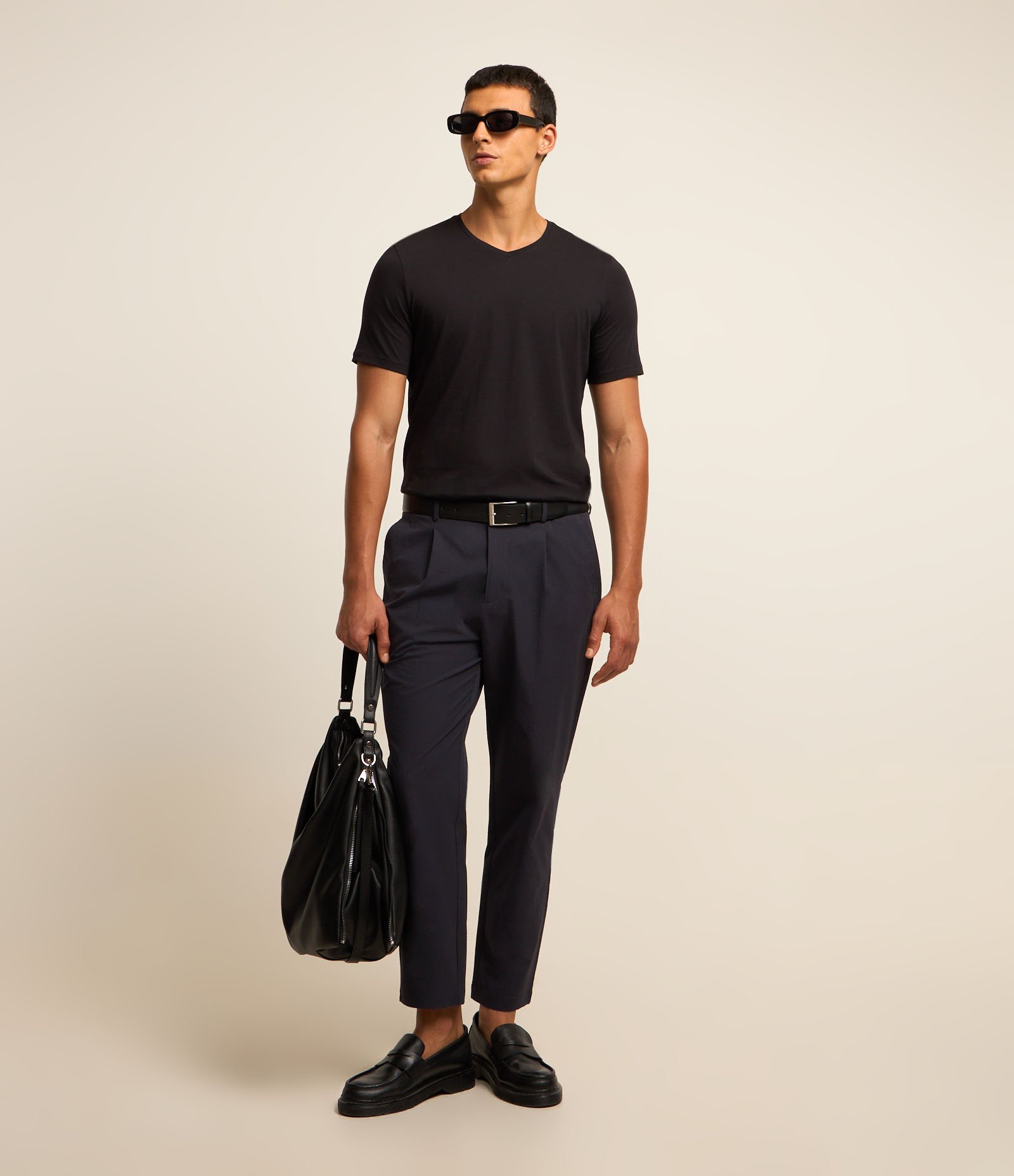 Camiseta Slim em Algodão Peruano com Gola V Preto 2