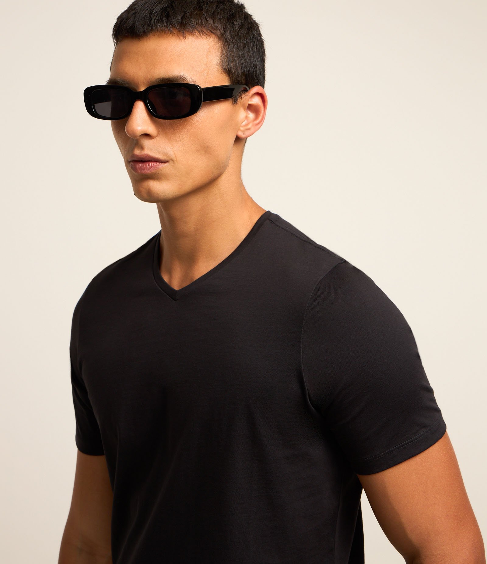 Camiseta Slim em Algodão Peruano com Gola V Preto 3
