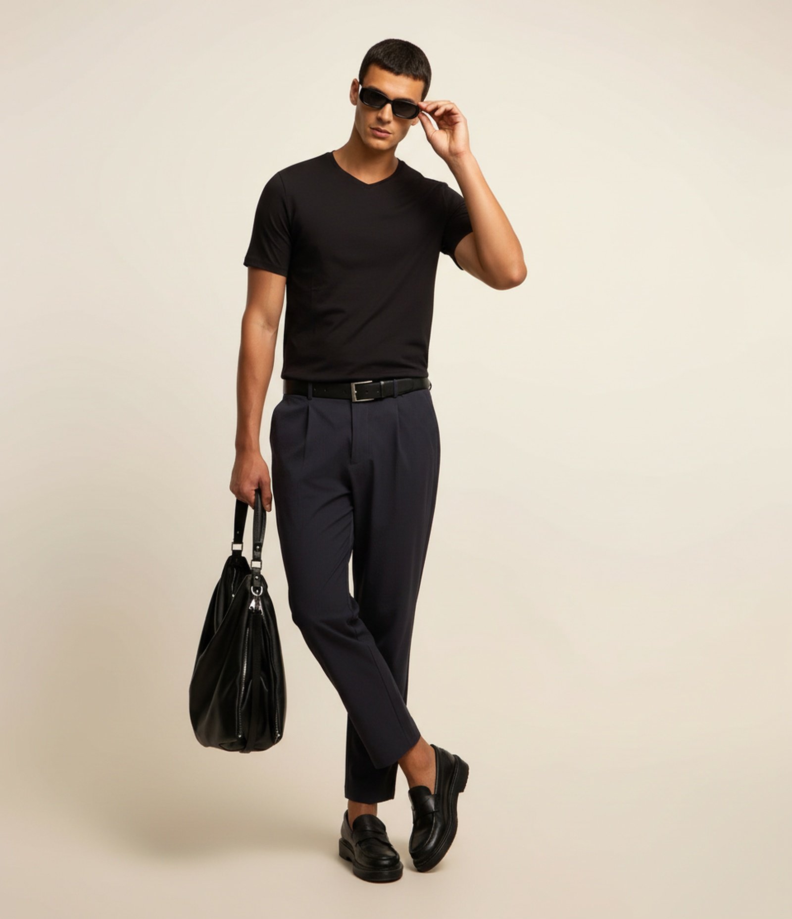 Camiseta Slim em Algodão Peruano com Gola V Preto 1
