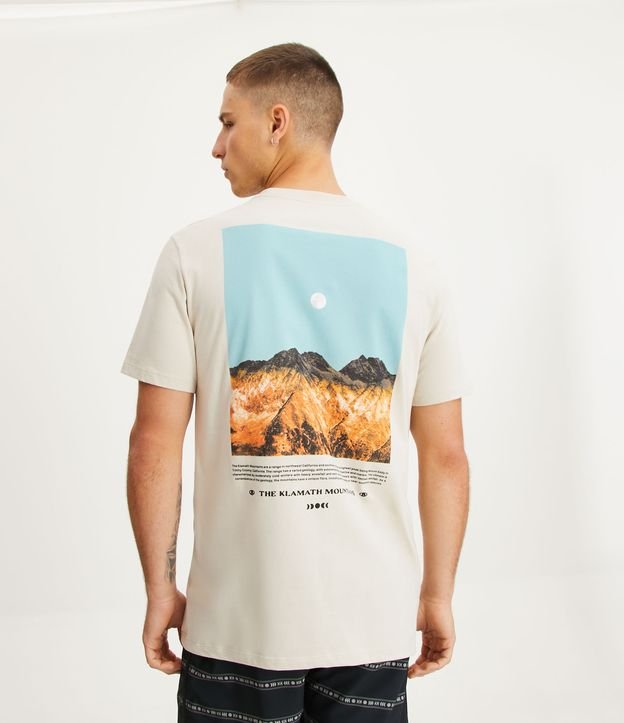 Camiseta Comfort em Meia Malha com Estampa de Lettering e Montanhas Bege 3
