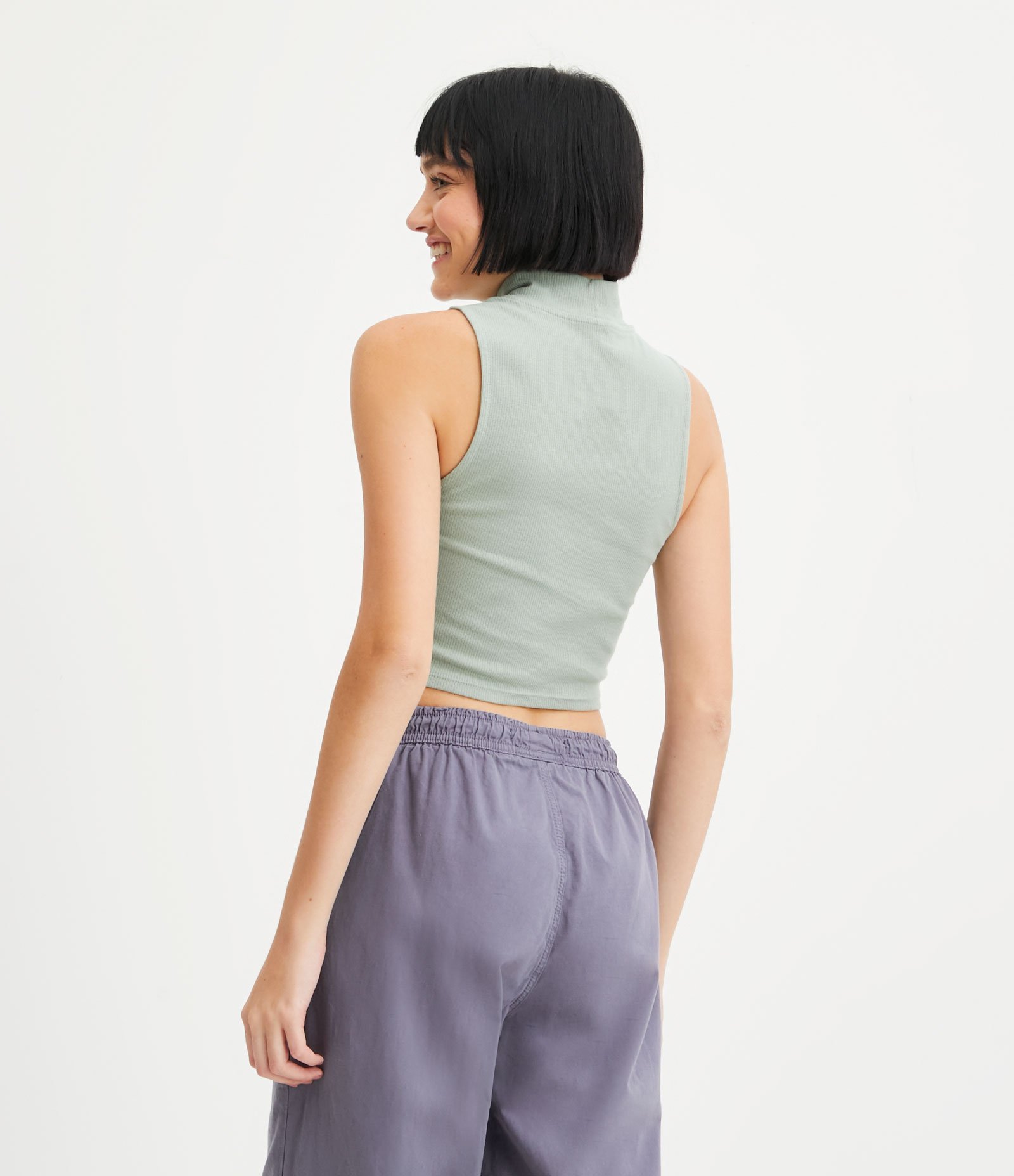Blusa Cropped Básica sem Manga em Algodão com Gola Alta Verde 3