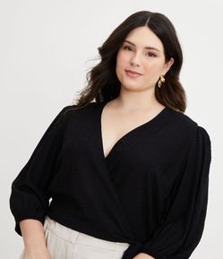 Blusa em Viscose com Transpasse Frontal e Textura Curve & Plus Size