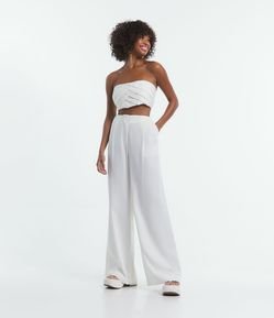 Calça Pantalona em Linho com Pregas e Bolsos