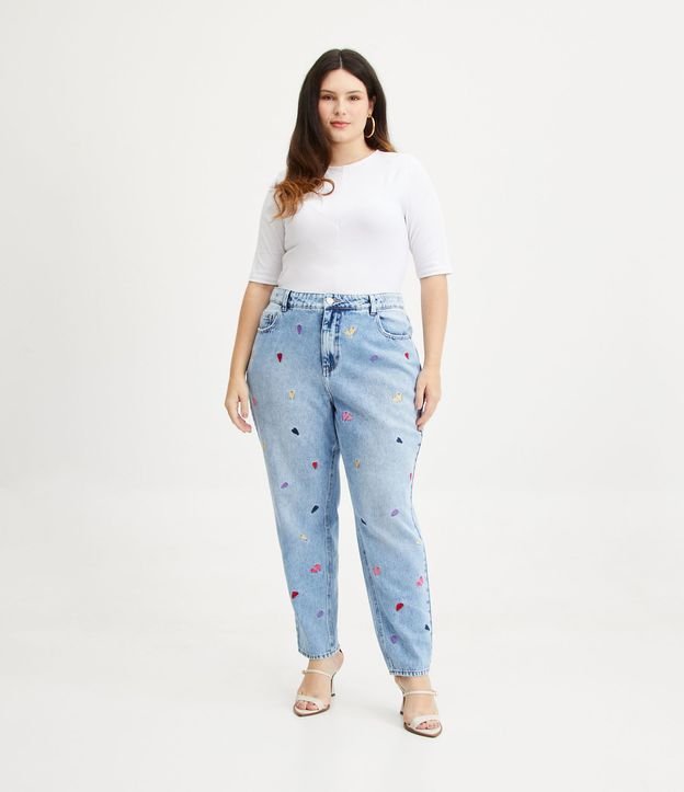Calça Mom Jeans com Bordados de Coração Curve & Plus Size Azul 1