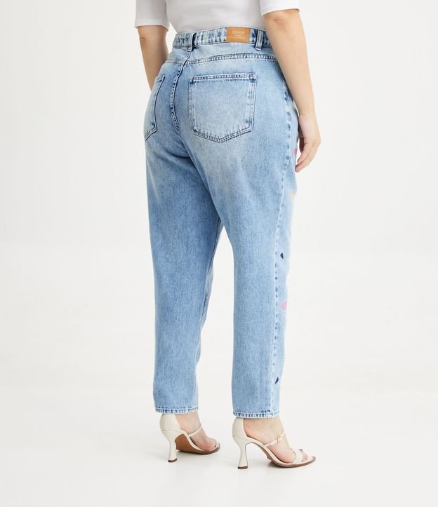 Calça Mom Jeans com Bordados de Coração Curve & Plus Size Azul 3