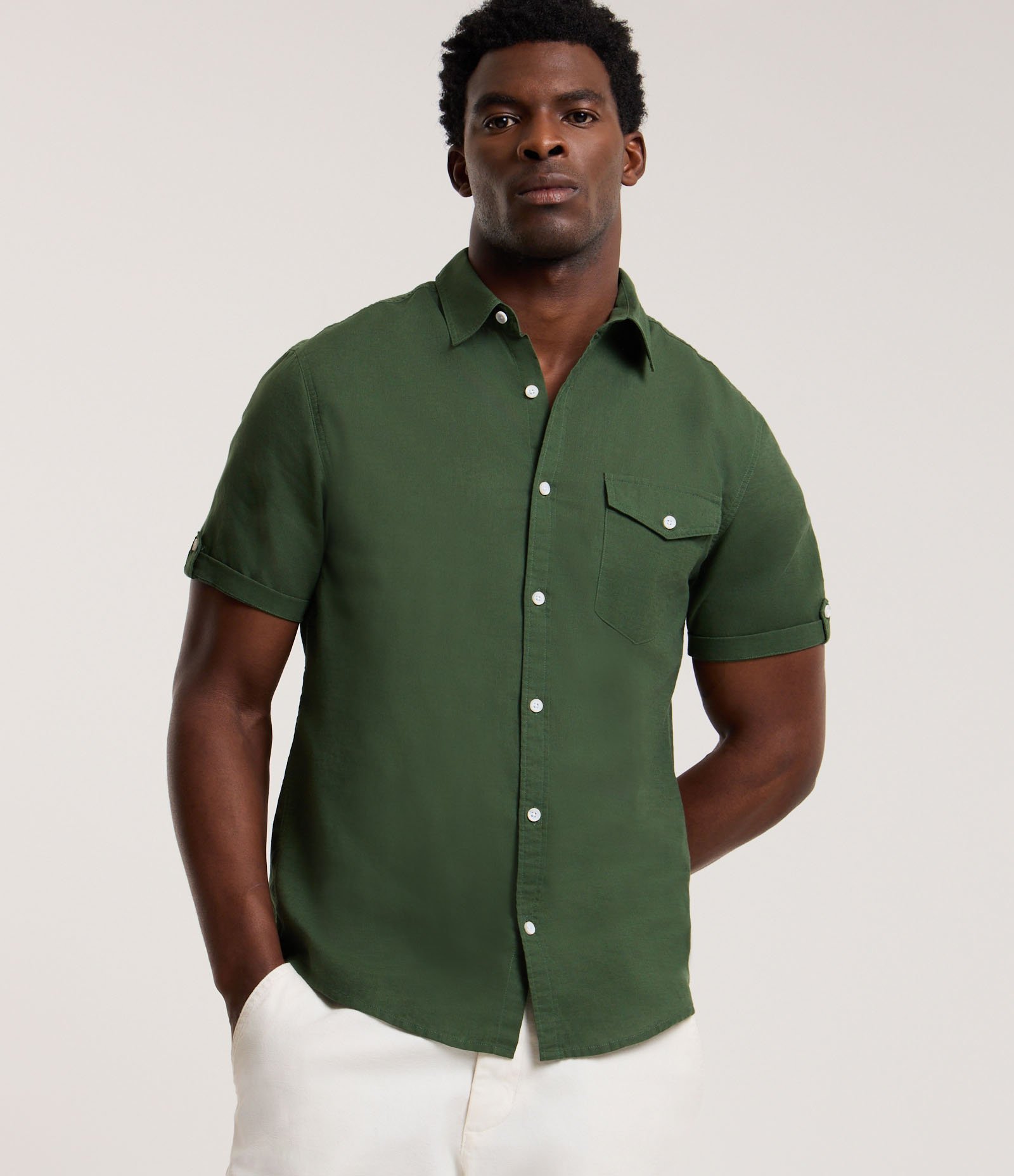 Camisa Comfort em Linho com Bolso e Dobra na Manga Verde Floresta 1