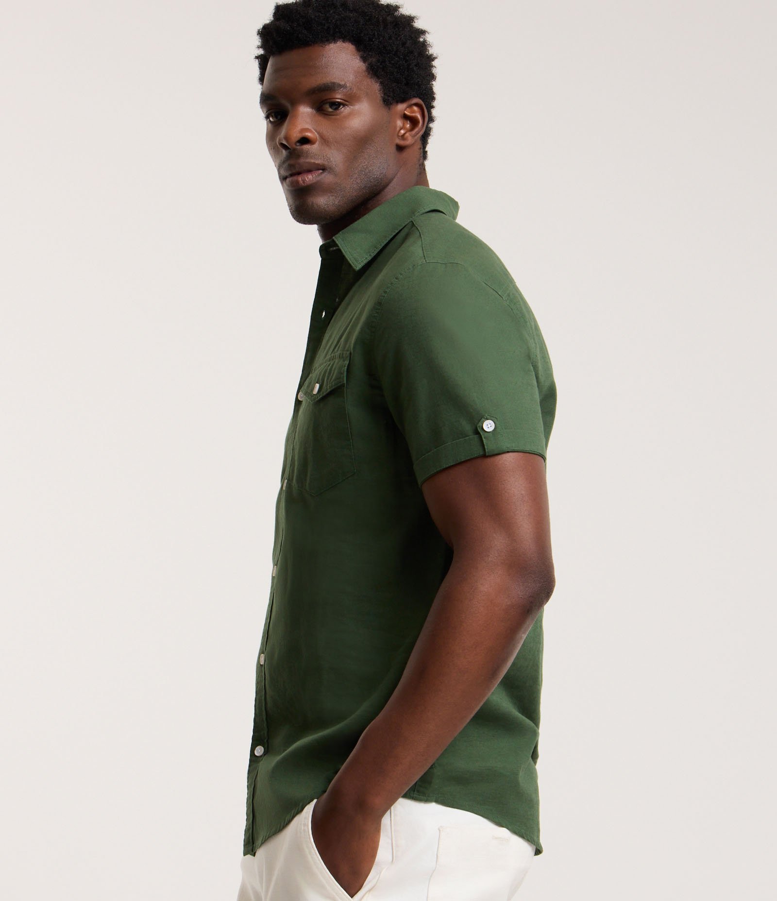 Camisa Comfort em Linho com Bolso e Dobra na Manga Verde Floresta 3