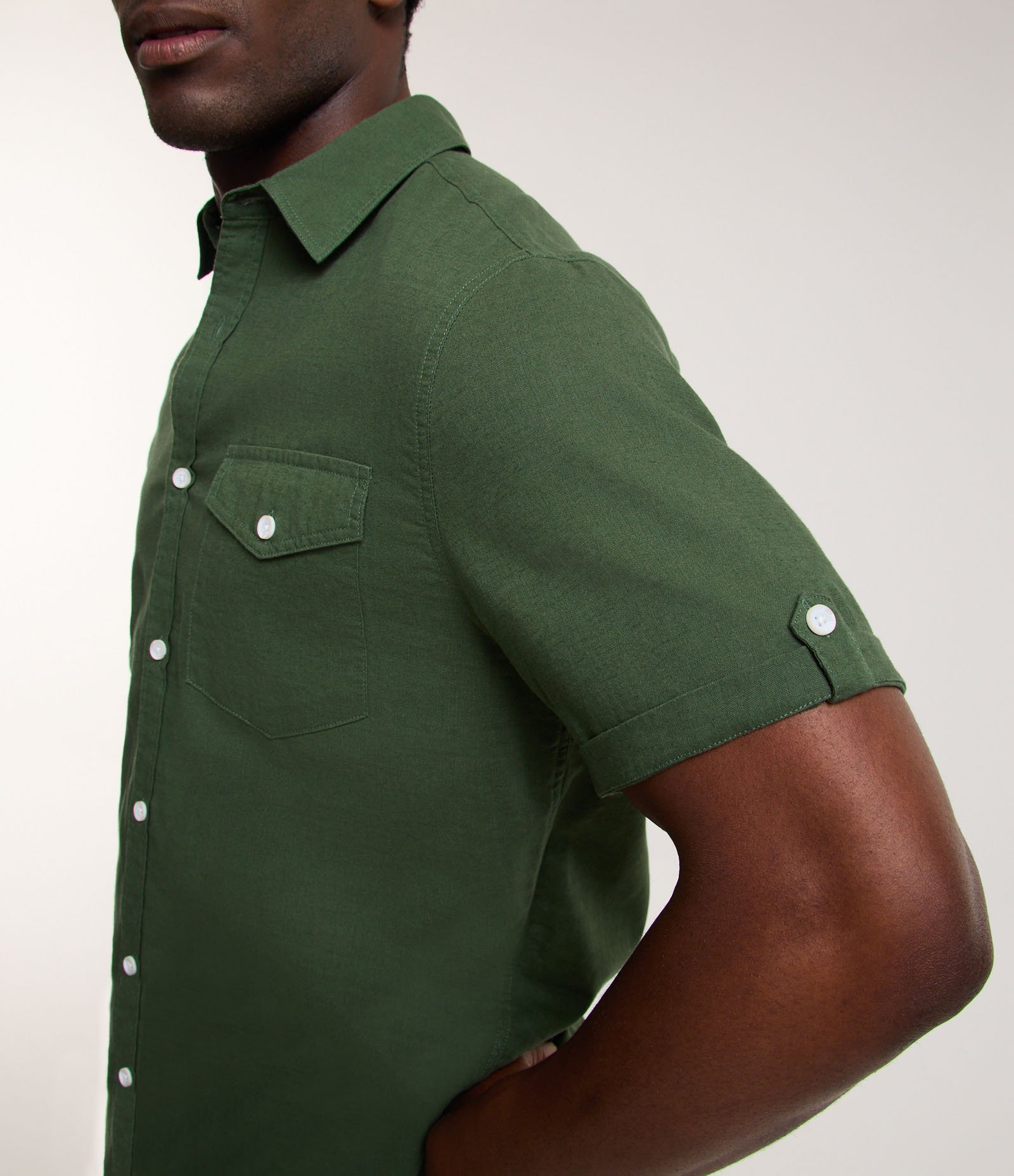 Camisa Comfort em Linho com Bolso e Dobra na Manga Verde Floresta 4