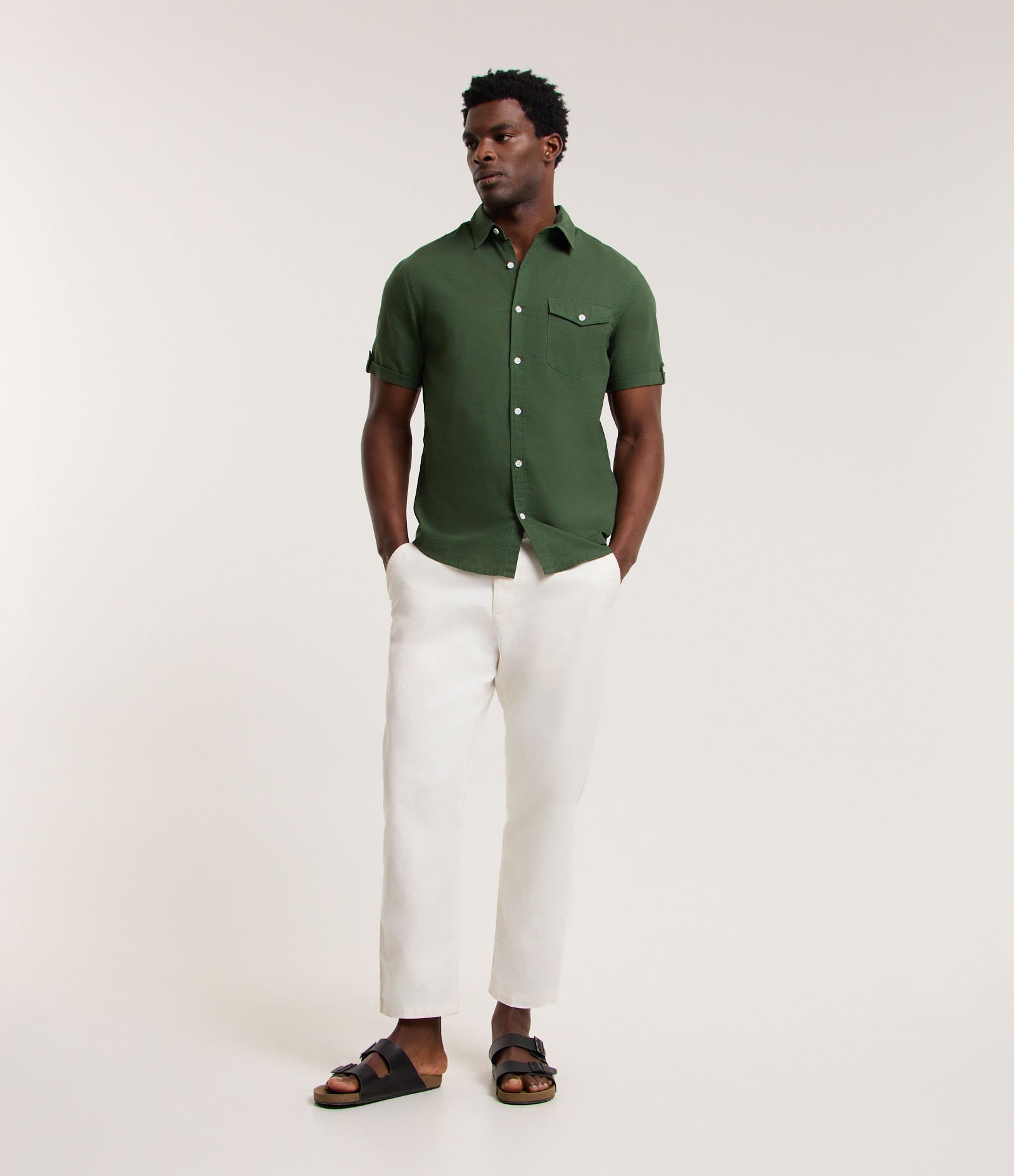 Camisa Comfort em Linho com Bolso e Dobra na Manga Verde Floresta 2