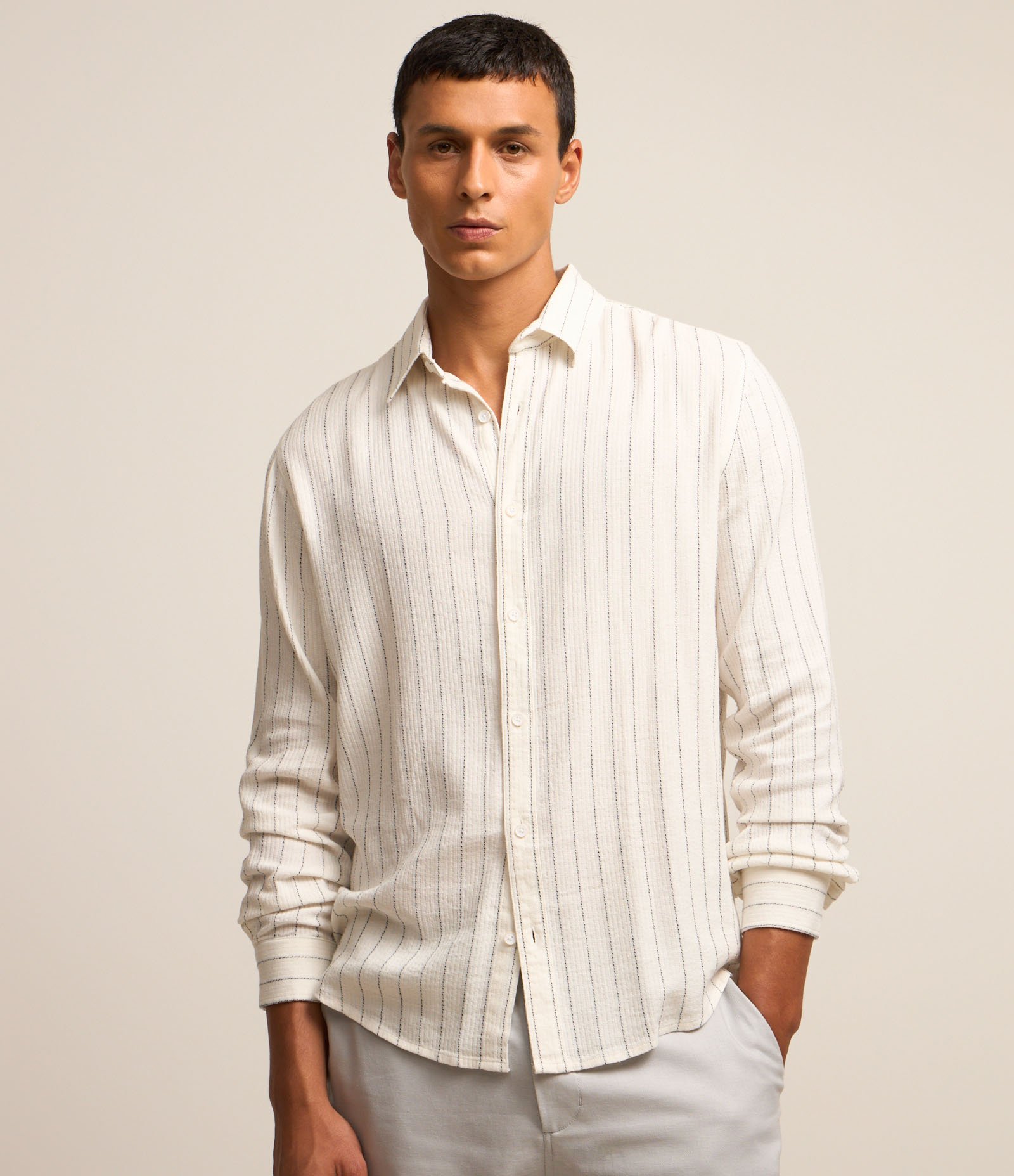 Camisa Regular em Tricoline com Textura de Listras Preto/ Bege 1