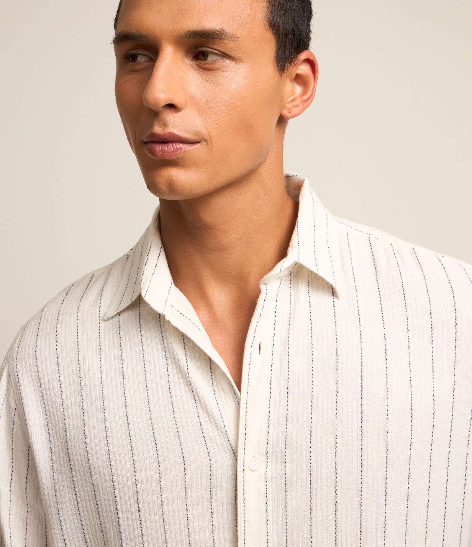 Camisa Regular em Tricoline com Textura de Listras Preto/ Bege 4