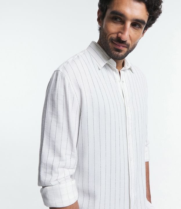 Camisa Regular em Tricoline com Textura de Listras Preto/ Bege 4