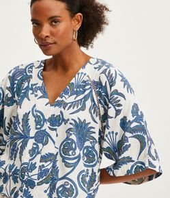 Blusa Curta em Viscolinho com Manga Evasê e Estampa de Folhagens