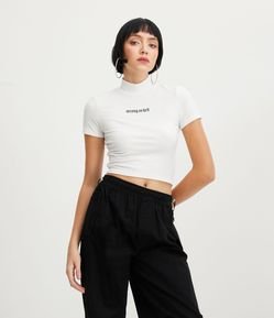 Blusa Cropped em Meia Malha Canelada e Lettering Strong As Hell