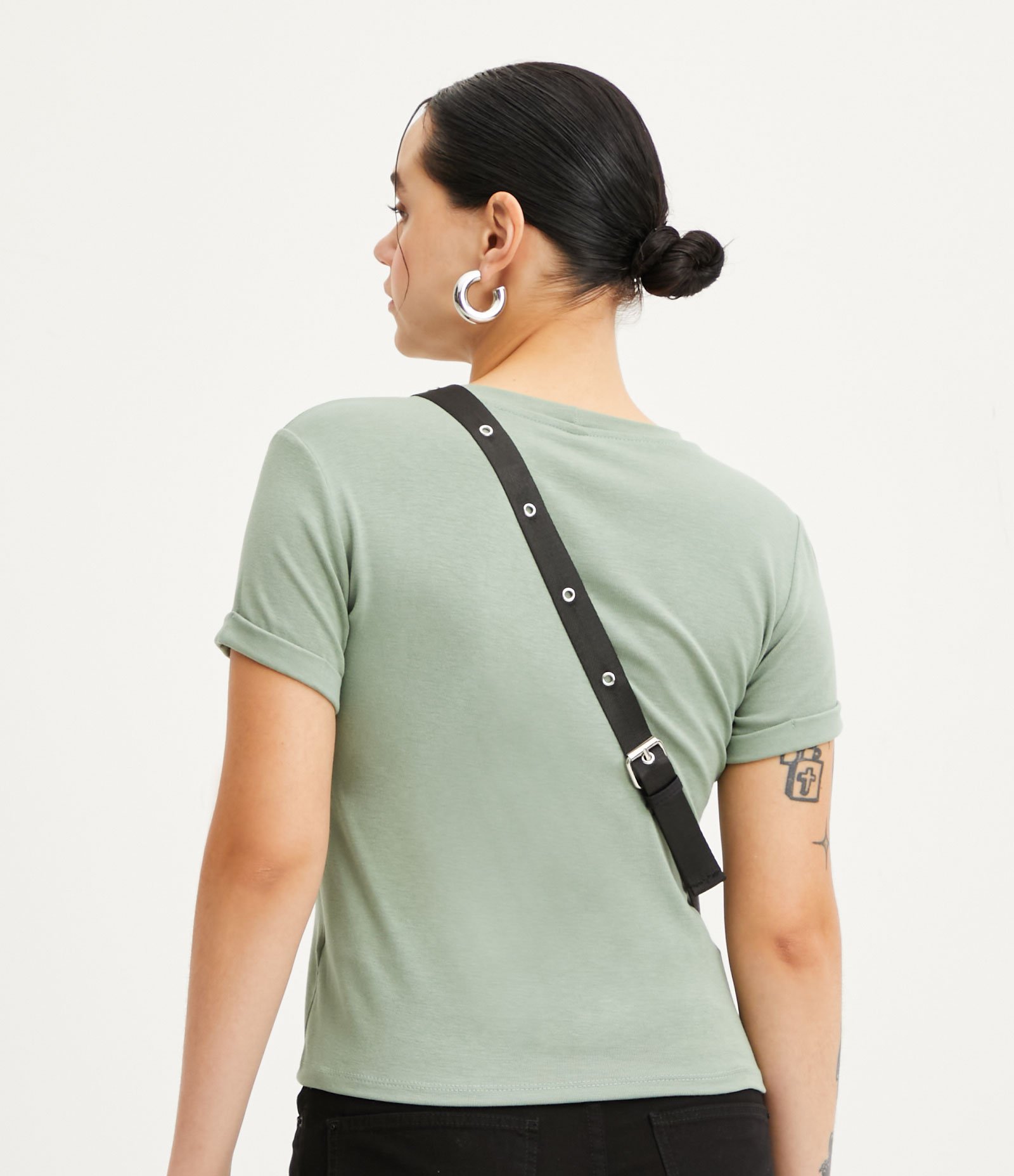 Blusa Básica em Viscose com Manga Dobrada 3