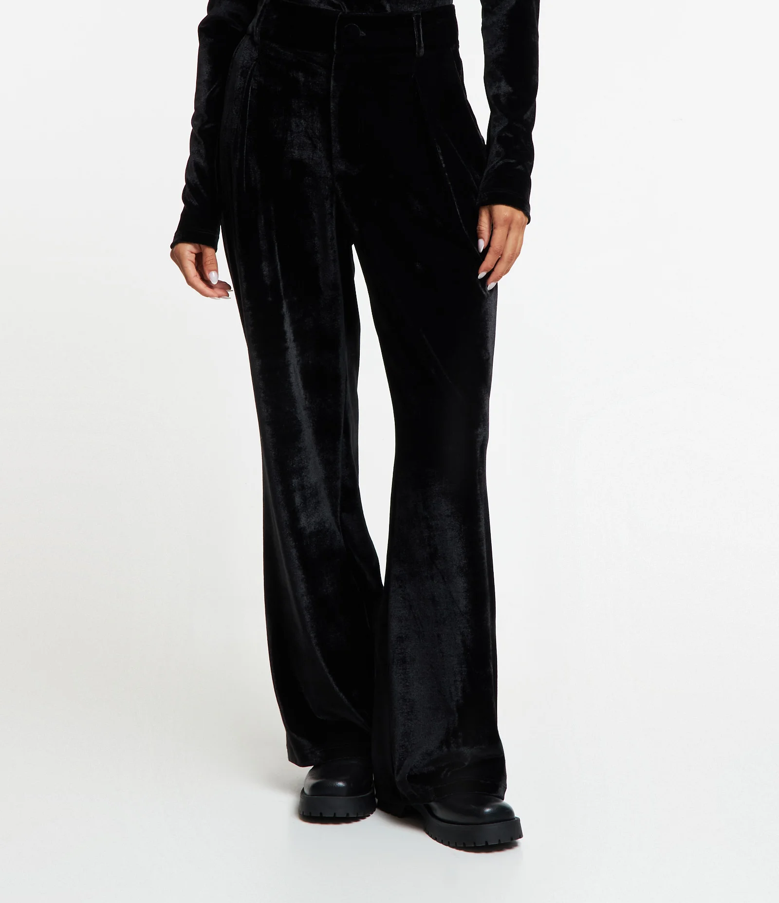 Calça Pantalona em Veludo com Pregas Preto 2