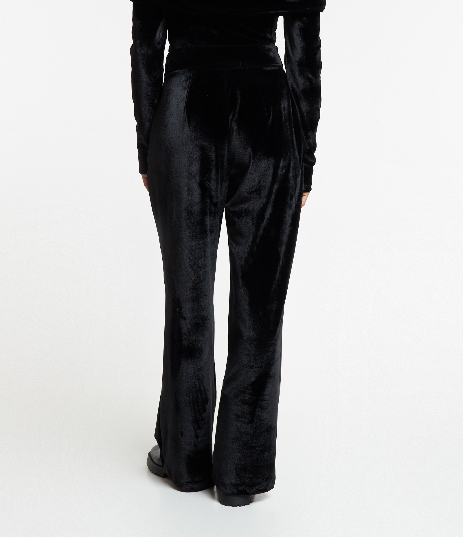 Calça Pantalona em Veludo com Pregas Preto 3