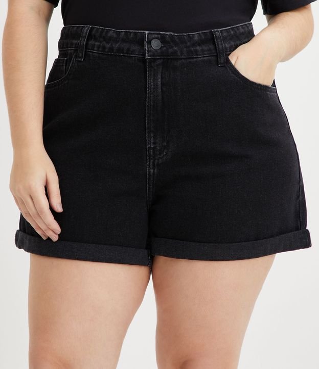 Short Mom Jeans com Barra Dobrada Curve & Plus Size Preto 2