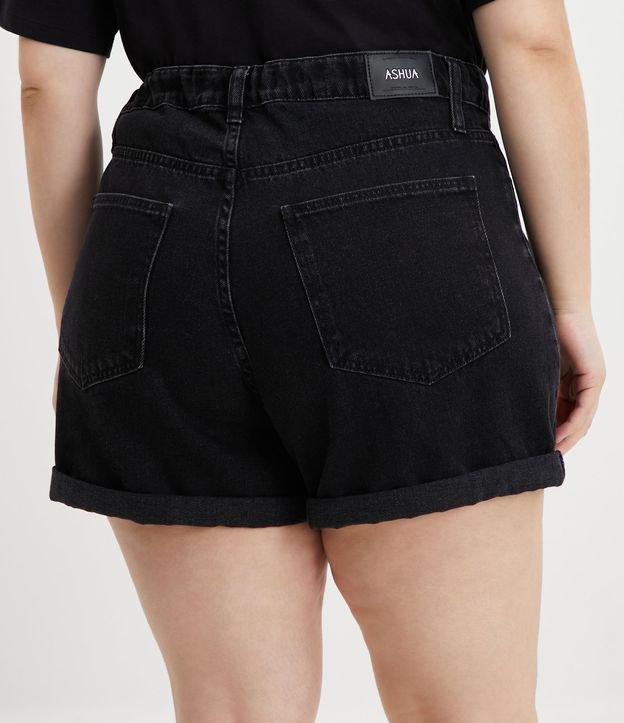 Short Mom Jeans com Barra Dobrada Curve & Plus Size Preto 3
