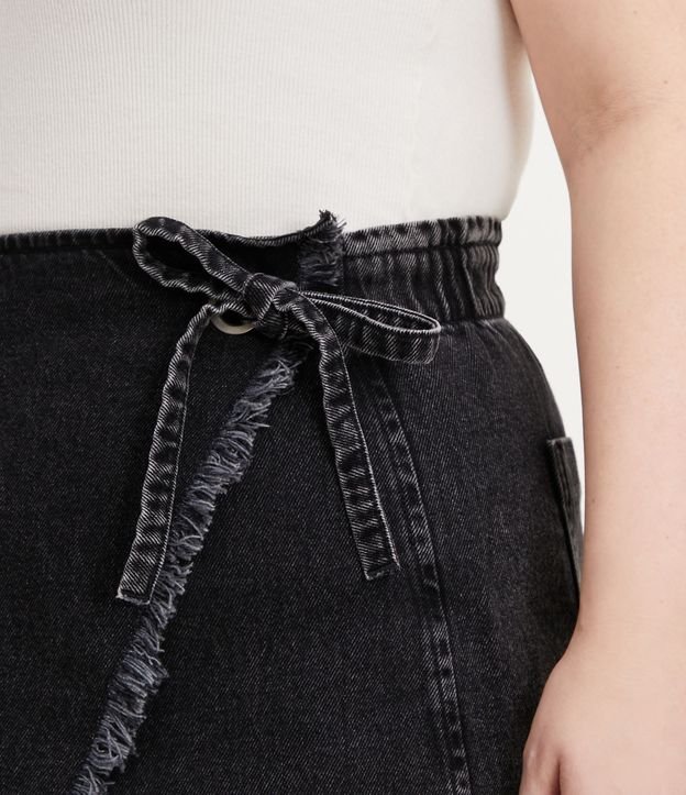 Short Saia Jeans com Amarração e Regulagem Lateral Curve & Plus Size Preto 4