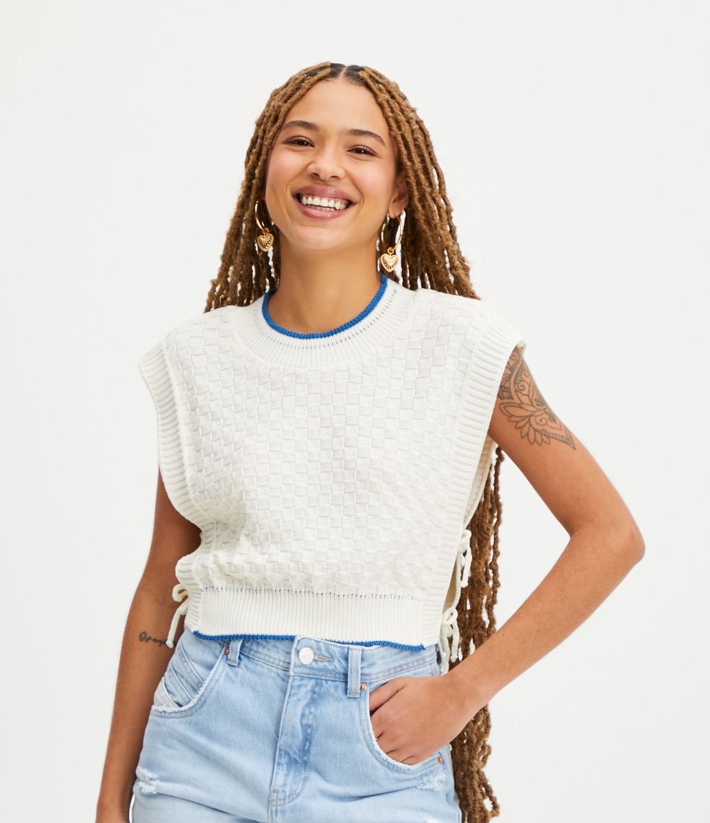 Blusa Sem Manga com Textura na Alça Larga e Estampa Xadrez Diferenciada Off  White/Preto