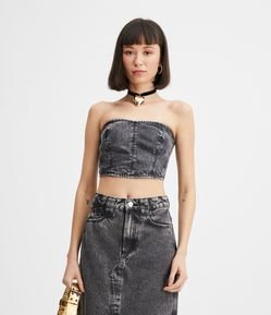 Blusa Cropped em Jeans Estonado com Decote Tomara que Caia
