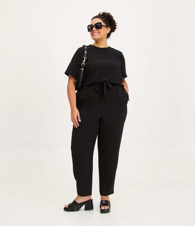 Calça Cenoura em Crepe com Amarração no Cós Curve & Plus Size