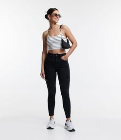 Calça Skinny Jeans com Elastano e Bolsos Laterais