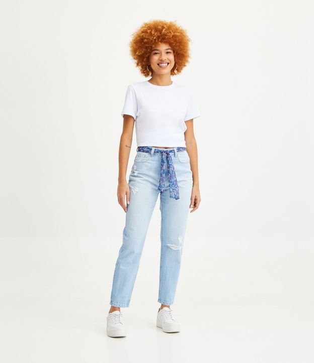 Calça mom Jeans com Detalhes Puídos e Cinto Lenço com Estampa Floral - Cor: Azul - Tamanho: 34