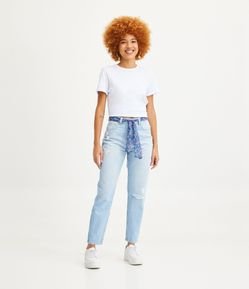 Calça mom Jeans com Detalhes Puídos e Cinto Lenço com Estampa Floral